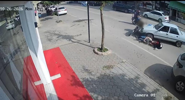 Adana Kozan'da motosiklet ile otomobil çarpıştı, sürücü ve eşi hafif yaralandı