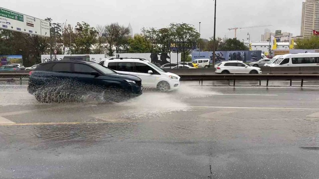 İstanbul'da üç gündür aralıklarla süren sağanak D-100'de su birikintisi oluşturdu