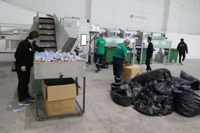 Samsun Alaçam'da Turgay Baş, 100 bin ambalajla hedefi tamamlayan ilk kişi oldu