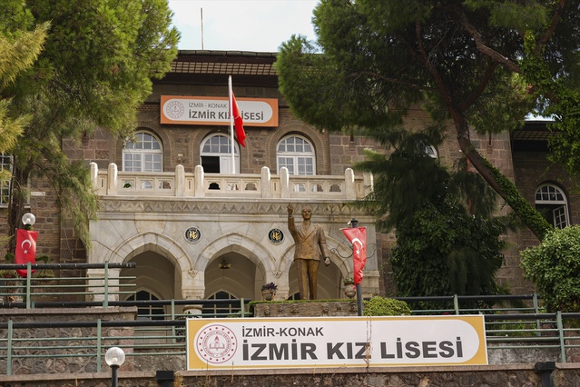 İzmir Kız Lisesi 111 yıllık eğitim geleneğini 665 öğrenciyle yaşatıyor