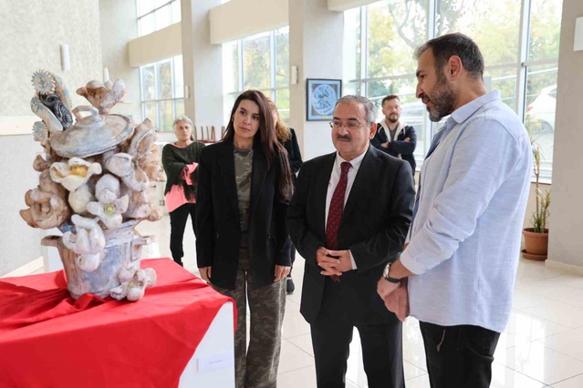 Düzce Üniversitesi'nde Cumhuriyet ve Atatürk sergisi öğrenci eserleriyle açıldı
