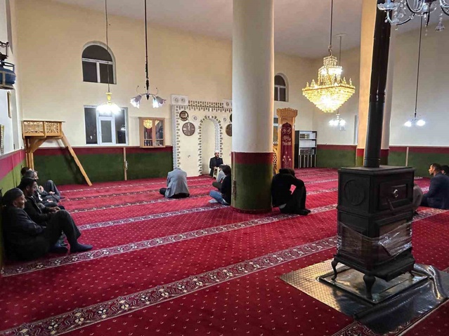 Van Özalp İlçe Müftülüğü cemaatle sabah namazında buluştu, çorba ikram edildi