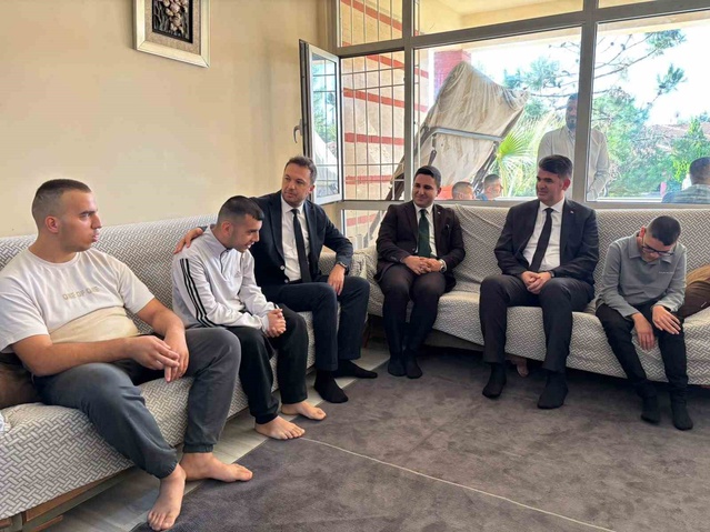 Metin, Kilis Valisi Kalaylı'nın ziyaretinde imzalı Beşiktaş formasına kavuştu
