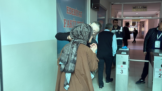 Sivas'ta KPSS Ortaöğretim oturumu başladı, küpesini unutan adaya yardım edildi