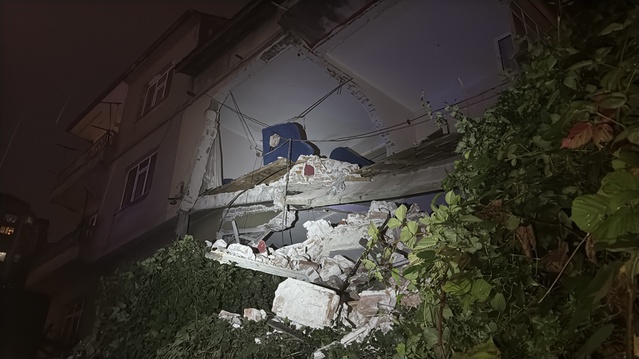 Zonguldak Meşrutiyet'te metruk binanın bir bölümü çöktü, istinat duvarında çatlak var