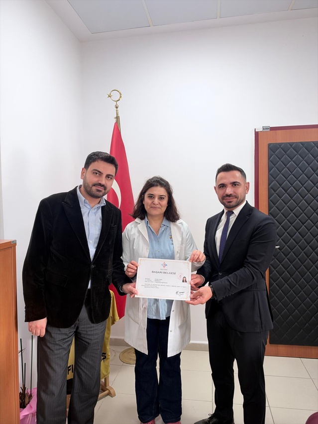 Kozluk Devlet Hastanesi Başhekimi Güneş, başarılı sağlık çalışanlarına belge verdi