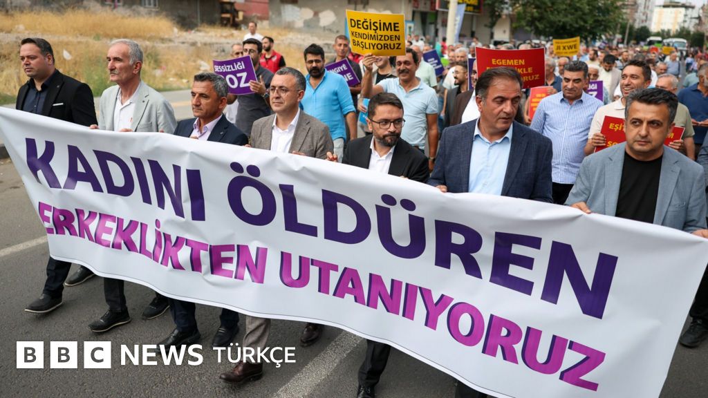 Diyarbakır'da erkekler, kadın cinayetlerine karşı yürüdü: 'Kadını öldüren erkeklikten utanıyoruz'
