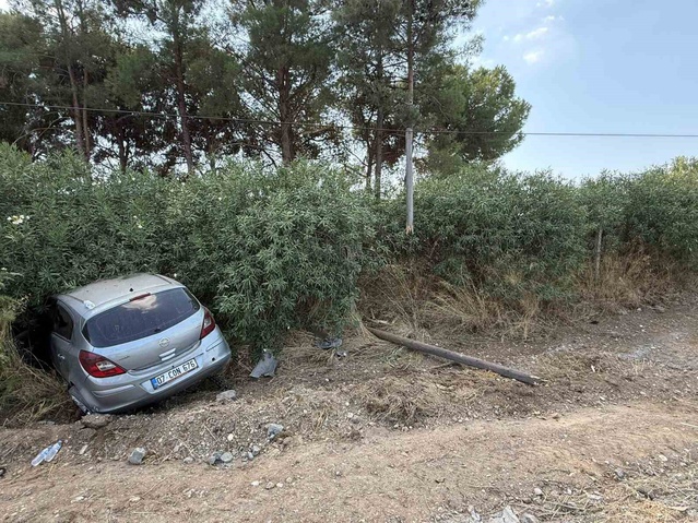 Antalya Serik'te otomobil telefon direğine çarptı, sürücü hafif yaralandı