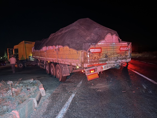 Nevşehir-Gülşehir yolunda patates yüklü tıra çarpan otomobilde 2 kişi öldü