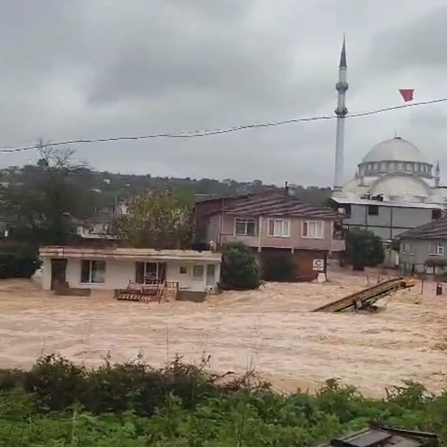 Sakarya Karasu'da sular sabaha karşı yeniden yükseldi, vatandaşlar endişeyle izledi