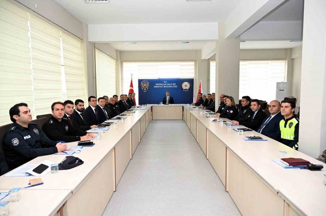 Erzincan İl Emniyet Müdürü Doköz, birim amirleriyle güvenlik çalışmalarını görüştü