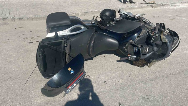 Karaman'da kavşakta otomobille çarpışan motosikletin sürücüsü ağır yaralandı