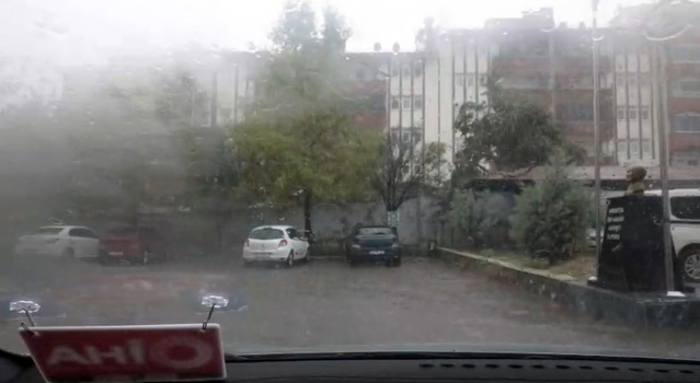 Tunceli'de yağışta silecekleri çalışmayan araç görüş mesafesi düşünce ilerleyemedi