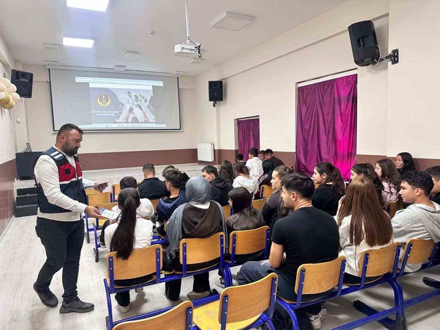 Jandarma, Dinar liselerinde 206 kişiye güvenli internet ve siber güvenlik anlattı