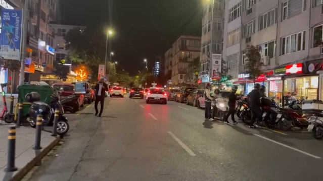 İstanbul'da hissedilen deprem bazı vatandaşları sokağa çıkardı