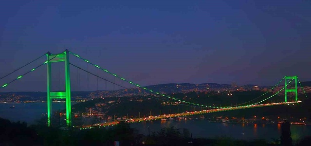 Fatih Sultan Mehmet Köprüsü ve Çamlıca Kulesi, Ruh Sağlığı Günü'nde yeşile büründü