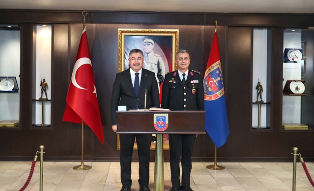Eskişehir Valisi Yılmaz, jandarmaya başarılar dileyerek Şeref Defteri'ni imzaladı