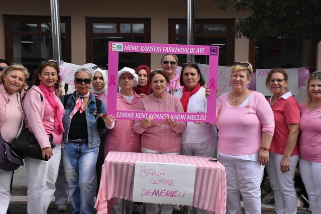 Edirne Kent Konseyi Kadın Meclisi, Saraçlar Caddesi'nde meme kanseri standı açtı