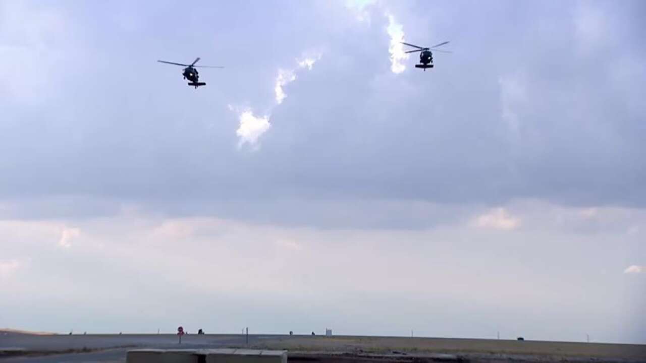 Helikopterlerden gökyüzünde Harmandalı ve Zeybek gösterisi