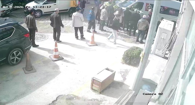 Ayağı minibüsün altında kalan yayanın görüntüleri güvenlik kamerasına yansıdı