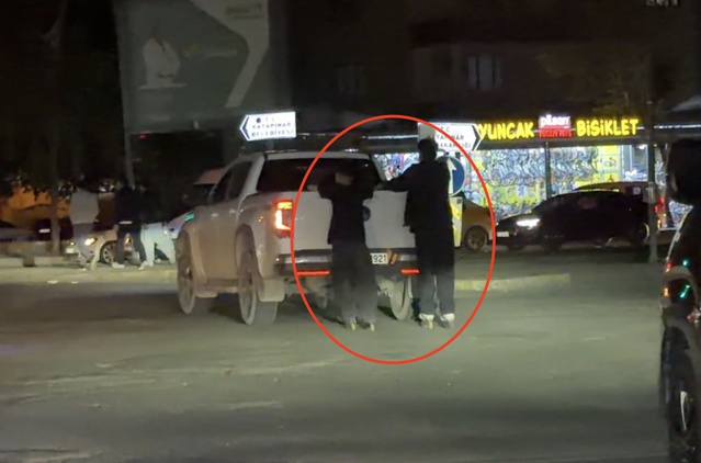 Diyarbakır'da patenli 2 çocuk kamyonetin arkasına tutundu, o anlar kameraya yansıdı