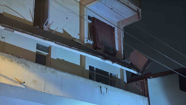 Darıca'da yaklaşık 6 ay önce boşaltılan binanın balkonu çöktü, 2 kişi tahliye edildi