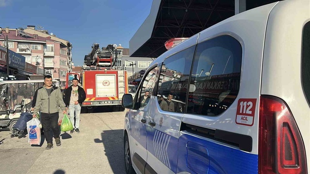 Burdur'da baca yangını çıkan balıkçıda tezgahtakiler satışı bırakmadı