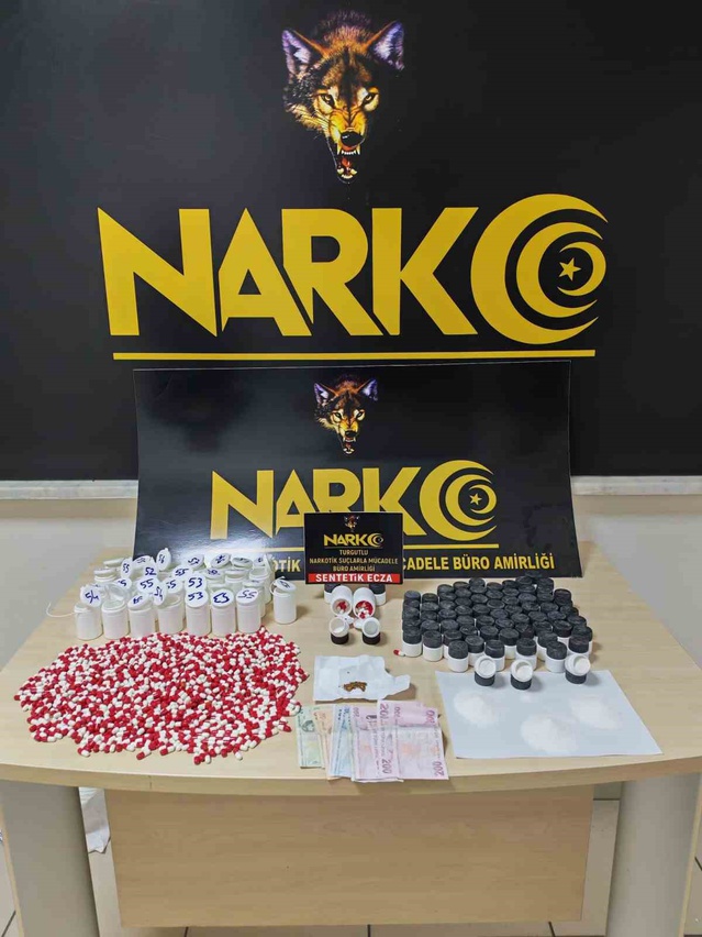 Turgutlu'da narkotik operasyonda 31 kutuda 1635 sentetik ecza hapı ele geçirildi