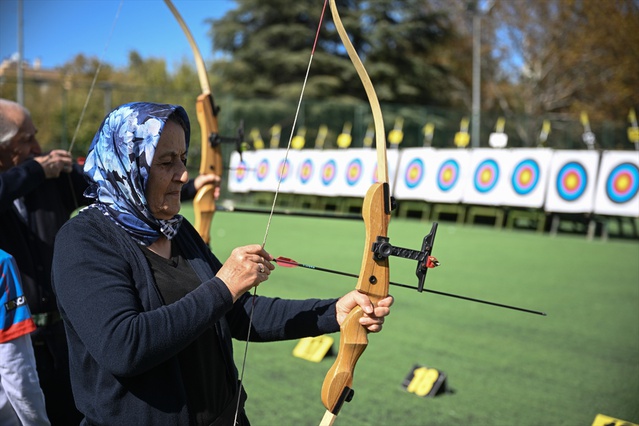 Ankara'da çocuklar, Emekliler Derneği etkinliğinde büyüklerine okçuluk öğretti
