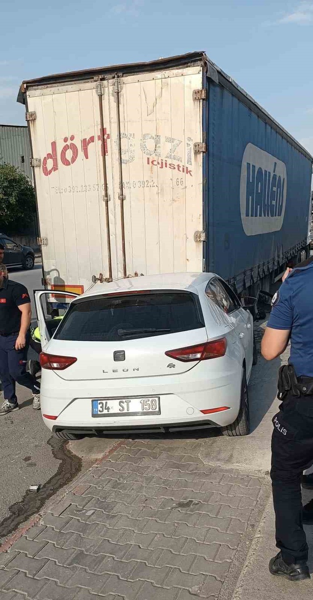 Mersin Tarsus'ta tıra çarpan otomobilde sıkışan yaralı genç sürücü kurtarıldı