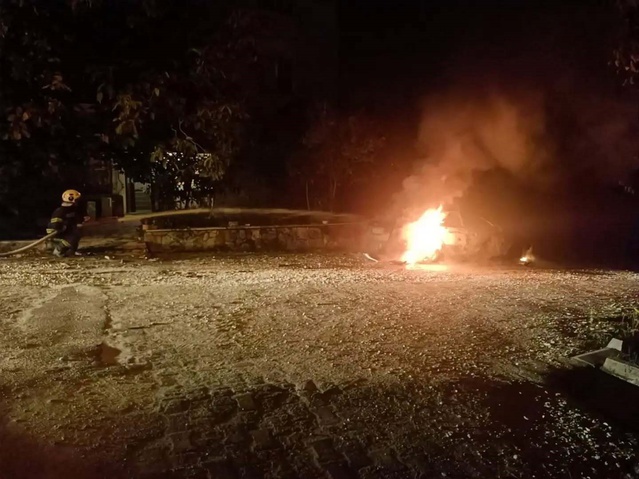 Denizli Pamukkale'de otomobil yangını söndürüldü, araç kullanılamaz hale geldi