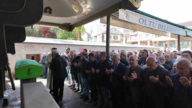 Oltu'da binlerce öğrenci yetiştiren öğretmen Ruhi Akpınar (66) toprağa verildi