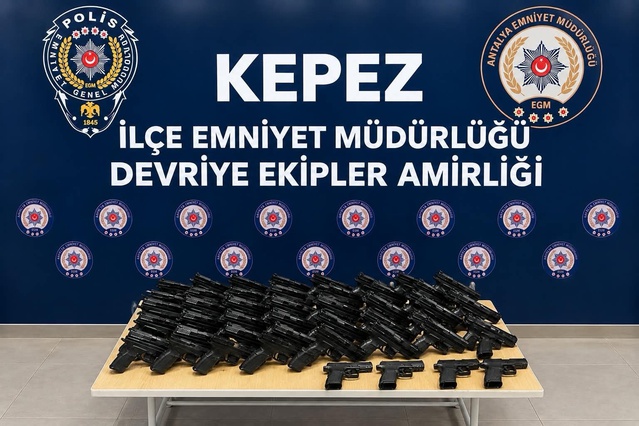 Antalya Kepez'de 31'i el yapımı 32 tabanca ele geçirildi, 1 şüpheli yakalandı