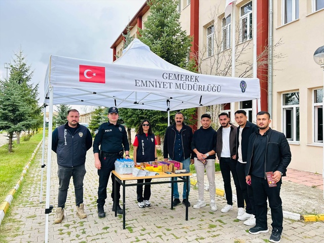 Sivas Gemerek'te polis, üniversite öğrencilerine güvenlik bilgilendirmesi yaptı