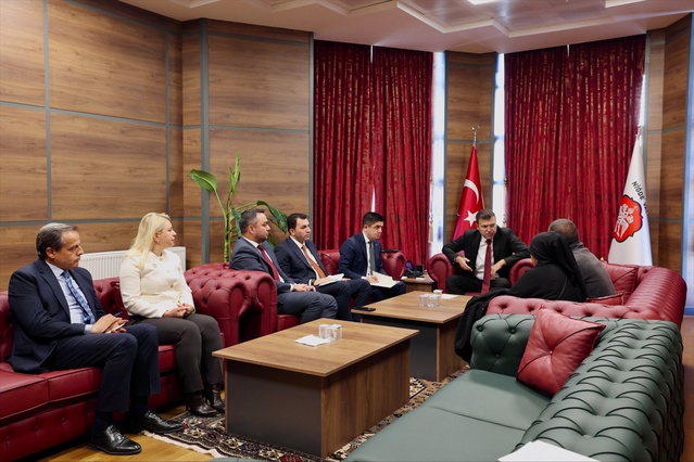 Niğde Valisi Akmeşe, halk gününde gelen talepleri dinledi ve müdürlere talimat verdi