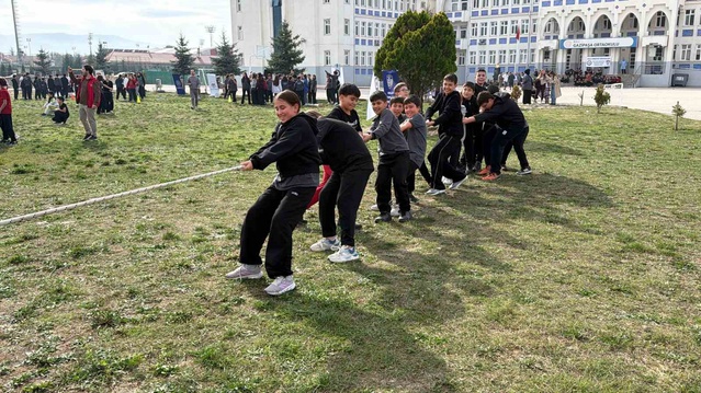 Bolu'da polisler, 103. yıl dönümünde öğrencilerle 103 uçurtma uçurdu