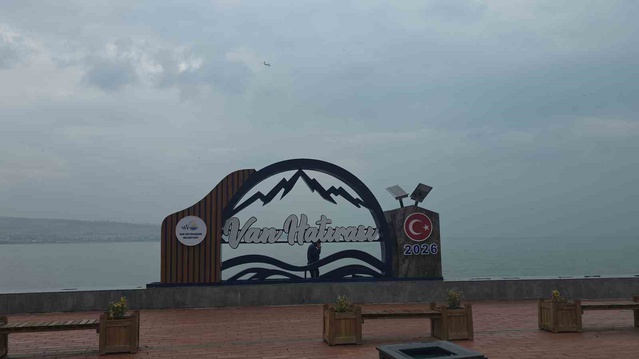 Van'da yağmurun ardından etkili olan sis görüş mesafesini yer yer birkaç metreye düşürdü