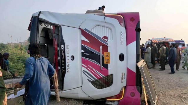 Pakistan'ın Pencap eyaletinde yolcu otobüsü devrildi, 8 kişi öldü 32 yaralı