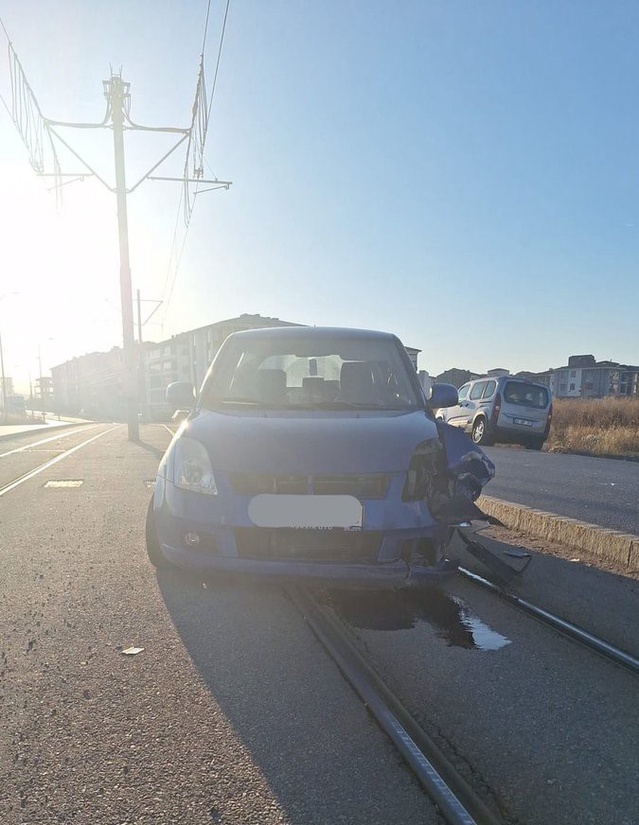 Eskişehir'de Öykü durağı öncesi araç kazası iki tramvay hattında seferleri durdurdu