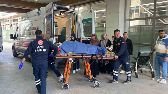 Karaman'da zeytin işçilerini taşıyan patpat devrilince 8 kişi yaralandı