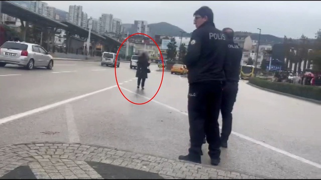 Eşi çocuklarını göstermeyince bıçağı kendi boğazına dayadı! O anlar kamerada