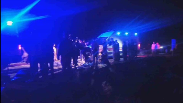 Şanlıurfa Harran'da otomobil tahliye kanalına devrildi, sürücü dahil 3 kişi yaralandı