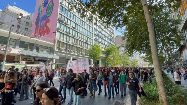 Atina'da eğitim protestosunda 10 binden fazla öğrenci ve öğretmen yürüdü