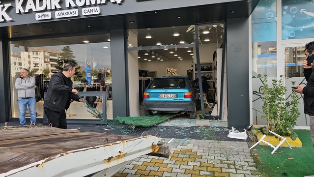 Çorum'da vitrini parçalayan kazanın ardından arbede: Otomobildeki baba ve kızı hastanelik oldu
