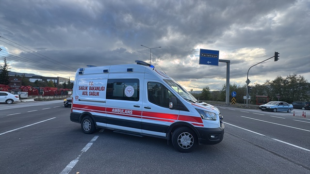 Bolu'da D-100'de hafif ticari araçla çarpışan motosiklette 2 kişi yaralandı