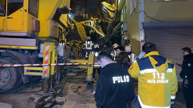Beyoğlu'nda 5 katlı bina çöktü! Yan bina da hasar gördü