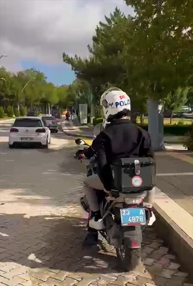 Elazığ polisi, KPSS adaylarını İHA takibiyle sınav merkezlerine ulaştırdı
