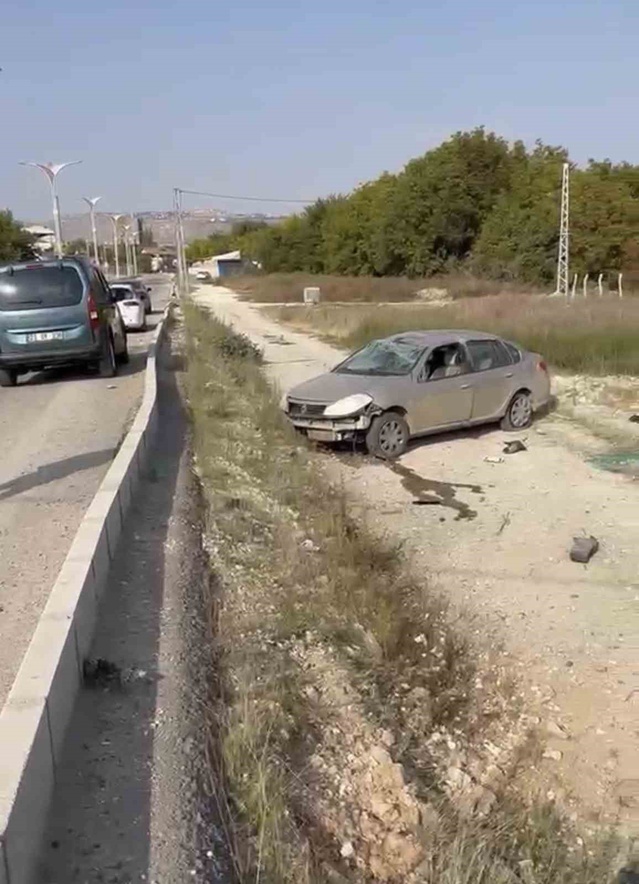Elazığ'ın Kızılay Mahallesi'nde otomobilin boş araziye uçtuğu kazada 1 kişi yaralandı