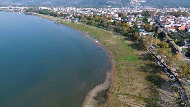 Yağışlar barajları doldurdu, İznik Gölü'nün suyu ise azalıyor: Göl tabanında çatlak söylentisi