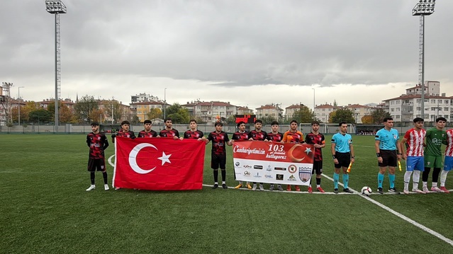 Kayseri'de 1966 Turanspor, Cumhuriyet'in 103. yılını bayrak ve pankartla kutladı